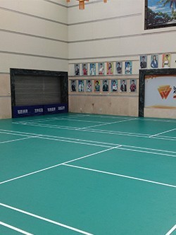羽毛球場地選擇什么樣的地板合適