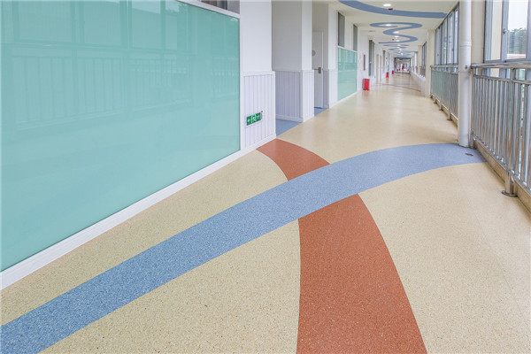 幼兒園塑膠地板對(duì)兒童的好處